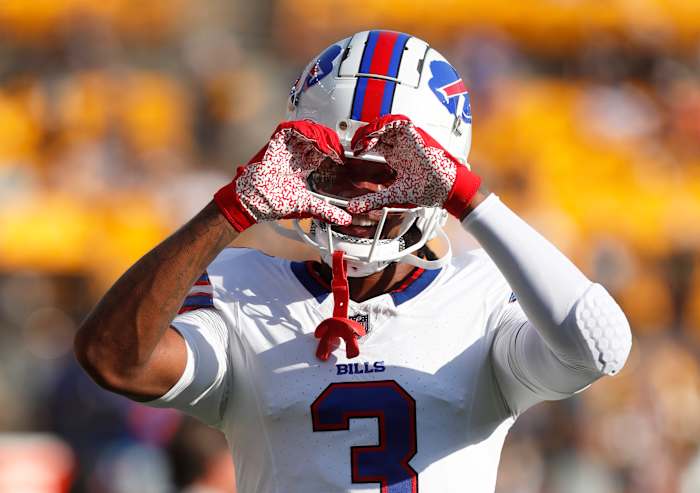 Hamlin holds up his signature heart hands sign during a preseason game in his hometown of Pittsburgh.